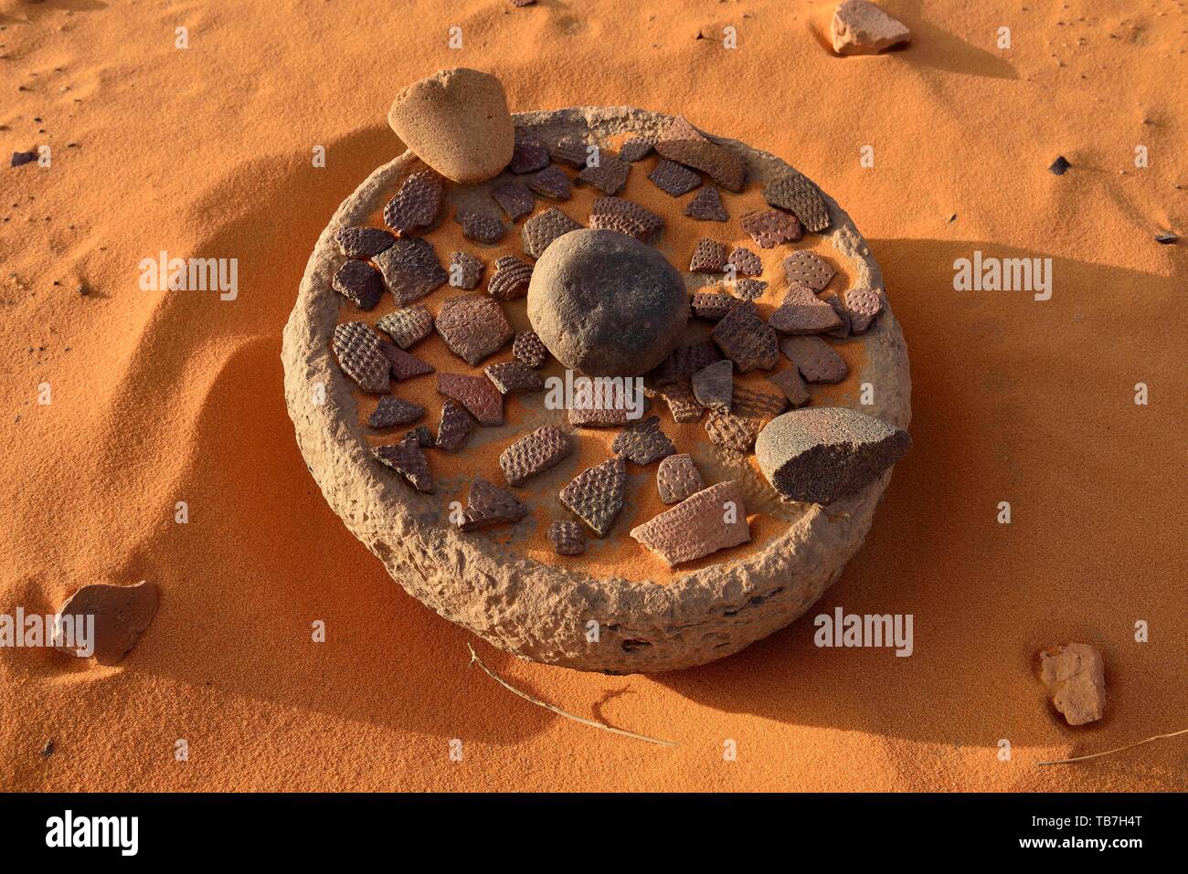 Collection d'artefacts néolithiques, Tadrart, le Tassili n'Ajjer National Park, Sahara, Algérie Banque D'Images