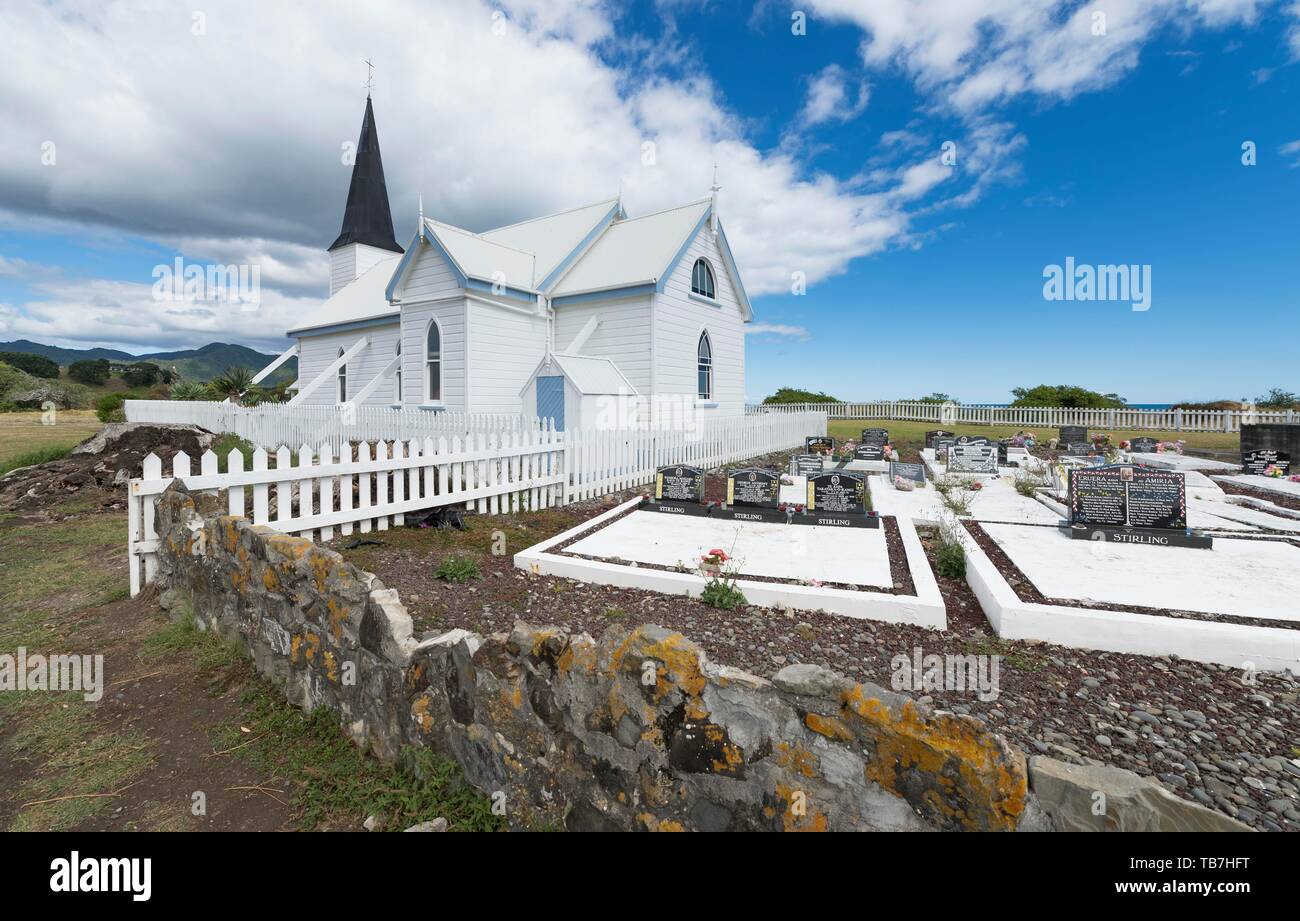 Christian Blanc Église maorie avec cimetière à Raukokore, East Cape, Île du Nord, Nouvelle-Zélande Banque D'Images