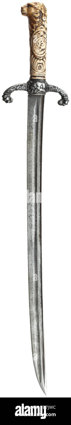 Une épée de chasse allemand avec poignée en ivoire sculpté, 18e siècle, légèrement courbé, avec lame fullers double des deux côtés (le point raccourcie) et l'argent quillons décoré d'un allégement de la chasse. Poignée en ivoire sculpté (de plus tard ?), le pommeau en forme d'une tête de lion avec un mascaron à l'arrière. Longueur 48,5 cm., historique, historique Additional-Rights Clearance-Info-Not-Available- Banque D'Images Une épée de chasse allemand avec poignée en ivoire sculpté, 18e siècle, légèrement courbé, avec lame fullers double des deux côtés (le point raccourcie) et l'argent quillons décoré d'un allégement de la chasse. Poignée en ivoire sculpté (de plus tard ?), le pommeau en forme d'une tête de lion avec un mascaron à l'arrière. Longueur 48,5 cm., historique, historique Additional-Rights Clearance-Info-Not-Available- Banque D'Images