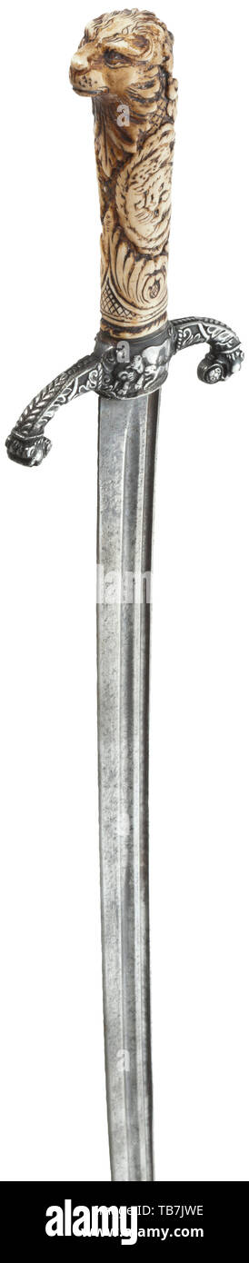 Une épée de chasse allemand avec poignée en ivoire sculpté, 18e siècle, légèrement courbé, avec lame fullers double des deux côtés (le point raccourcie) et l'argent quillons décoré d'un allégement de la chasse. Poignée en ivoire sculpté (de plus tard ?), le pommeau en forme d'une tête de lion avec un mascaron à l'arrière. Longueur 48,5 cm., historique, historique Additional-Rights Clearance-Info-Not-Available- Banque D'Images Une épée de chasse allemand avec poignée en ivoire sculpté, 18e siècle, légèrement courbé, avec lame fullers double des deux côtés (le point raccourcie) et l'argent quillons décoré d'un allégement de la chasse. Poignée en ivoire sculpté (de plus tard ?), le pommeau en forme d'une tête de lion avec un mascaron à l'arrière. Longueur 48,5 cm., historique, historique Additional-Rights Clearance-Info-Not-Available- Banque D'Images