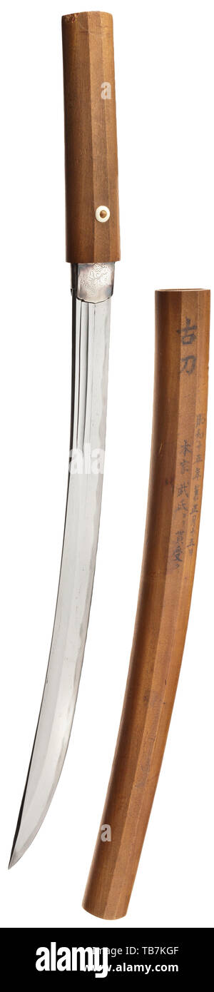 Un naginata-naoshi, période Edo, Lame naginata naginata-zukuri modifié pour-naoshi (wakizashi). L'établissement ouvert avec masame-itame et hada. Midare, hamon basé sur notare. Polish Kesho. O-suriage Nakago avec deux mekugi-ana et kate-agari yasurime, pas d'inscription. Dans shirasaya avec sayagaki. K/m longueur 42,5 cm, longueur totale 62 cm. Tokubetsu Kicho avec plus de papier symbolique le NBTHK attribue l'arme à la main pour l'Uda l'école. Le Japonais, Asiatique, Asie, Extrême-Orient, objet, objets, alambics, clipping, coupures, cut out, cut-out, cut-outs, historique, Additional-Rights Clearance-Info, hist--Not-Available Banque D'Images