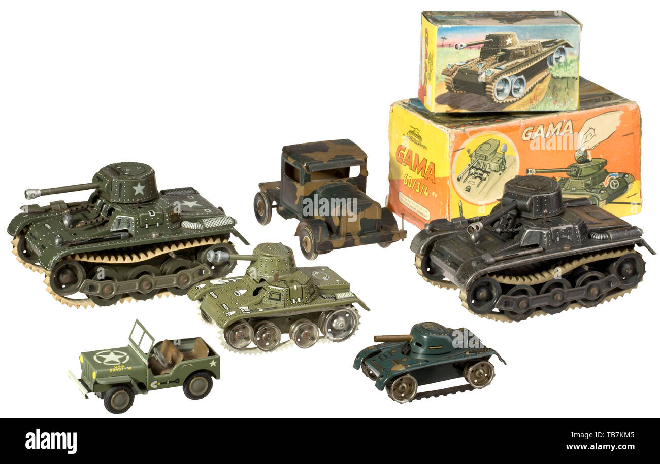 Jouets, jouets en étain, figures, groupe tin toy cars, cinq réservoirs de Gama, marque fabriqués après 1945, Additional-Rights Clearance-Info-Not-Available- Banque D'Images