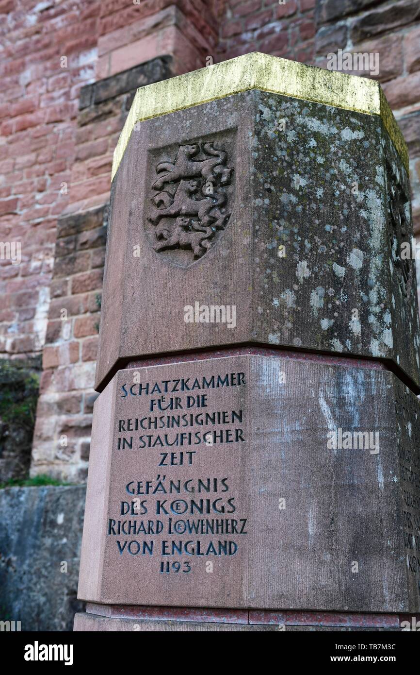 Colonne en face du château sur le Trifels Prison avec l'inscription du roi Richard Coeur de Lion, Annweiler, Neustadt an der Weinstrasse Banque D'Images