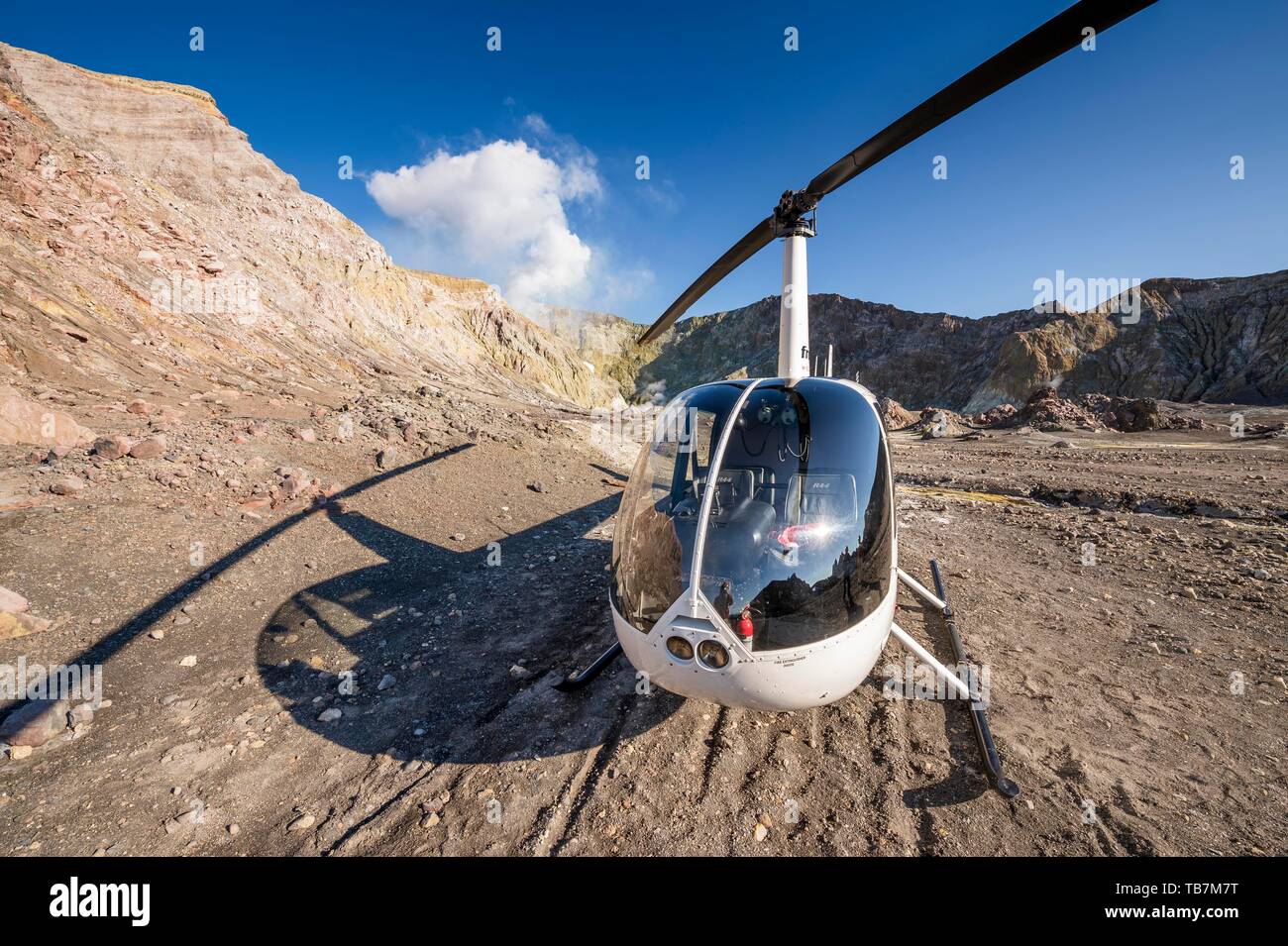 Hélicoptère Robinson R44 sur l'île volcanique de l'île Blanche, Whakaari, Bay of Plenty, île du Nord, Nouvelle-Zélande Banque D'Images