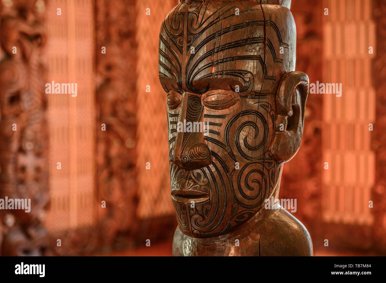 Sculpture traditionnelle d'une statue Maori dans la salle de l'Assemblée Te Whare Runanga, Waitangi, Far North District, Northland, North Island, New Zealand Banque D'Images