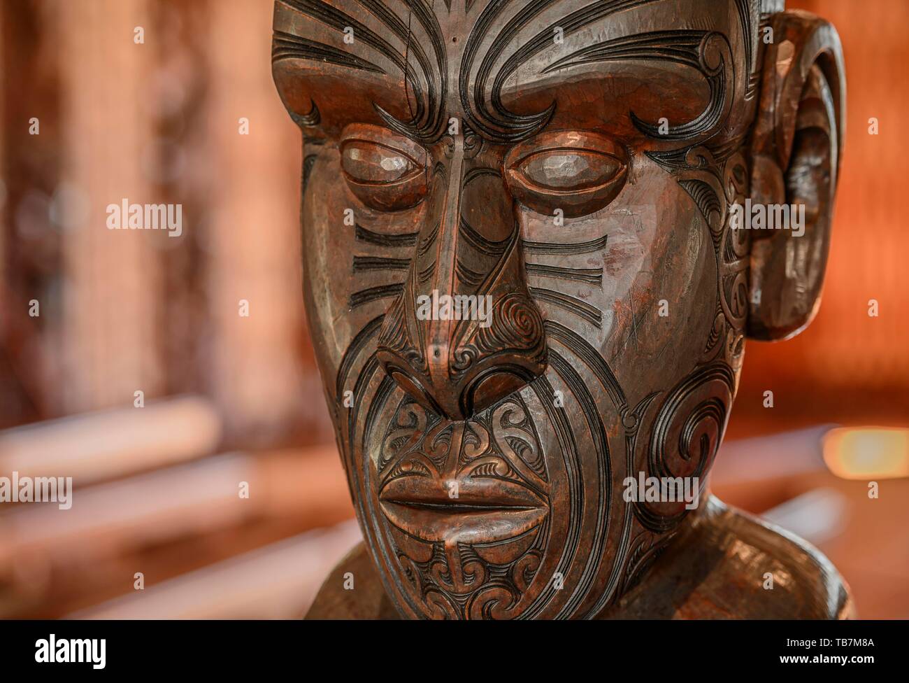 Sculpture traditionnelle d'une statue Maori dans la salle de l'Assemblée Te Whare Runanga, Waitangi, Far North District, Northland, North Island, New Zealand Banque D'Images