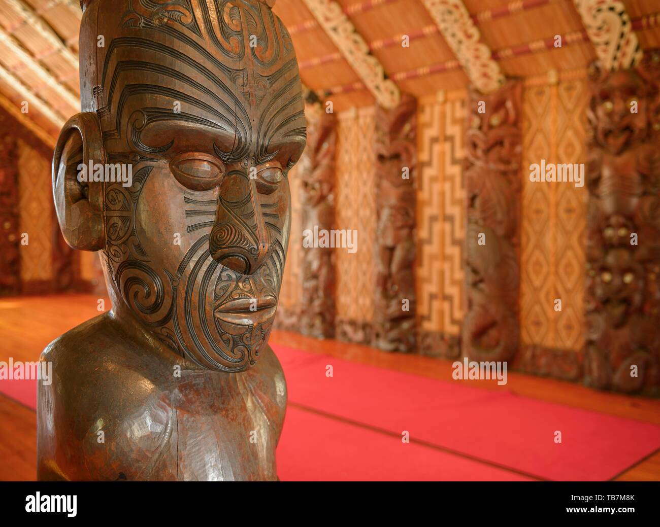 Sculpture traditionnelle d'une statue Maori dans la salle de l'Assemblée Te Whare Runanga, Waitangi, Far North District, Northland, North Island, New Zealand Banque D'Images