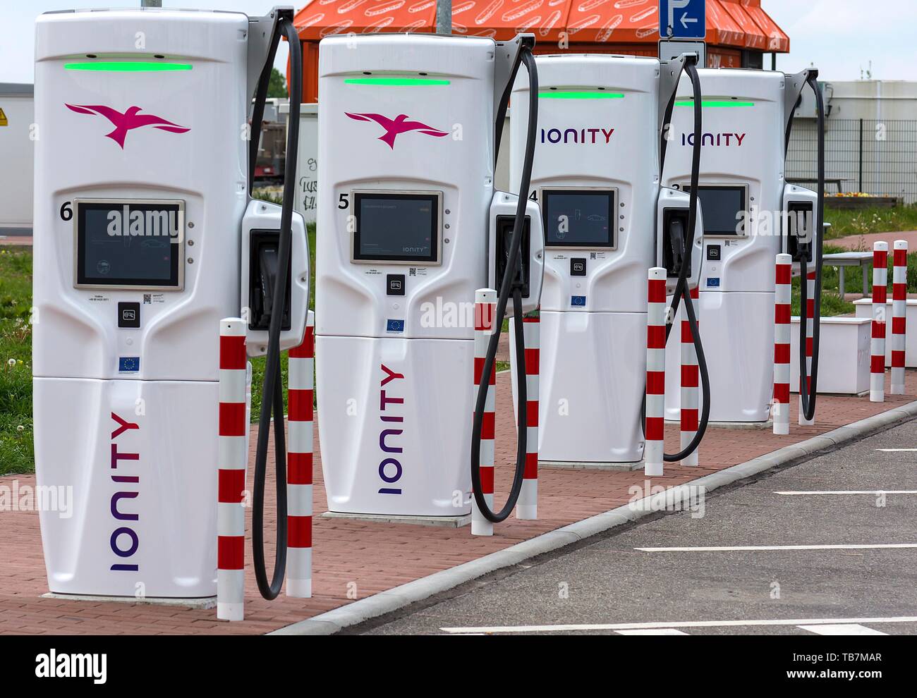 Les stations de recharge pour e-cars sur un parking, Baden-Wurttemberg, Allemagne Banque D'Images