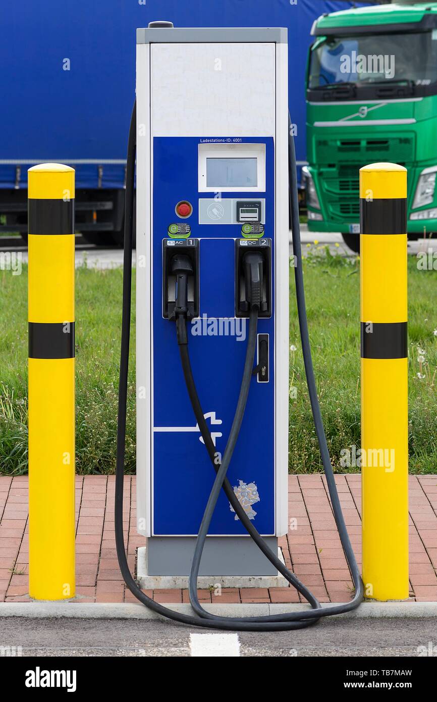 Les stations de recharge pour e-cars sur un parking, Baden-Wurttemberg, Allemagne Banque D'Images