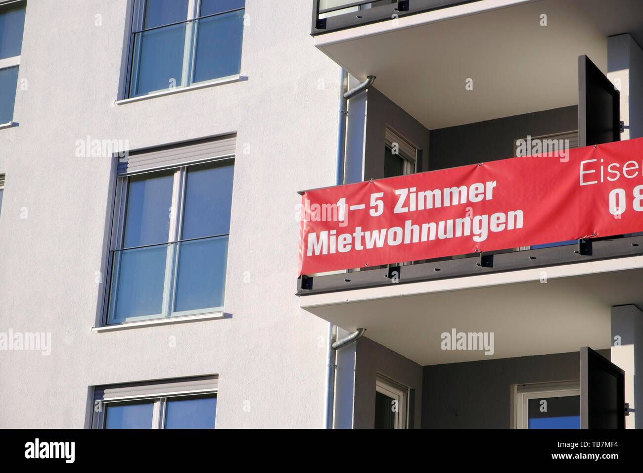 La publicité pour les prix de location de 1 à 5 appartements sur balcon, Munich, Bavière, Allemagne Banque D'Images