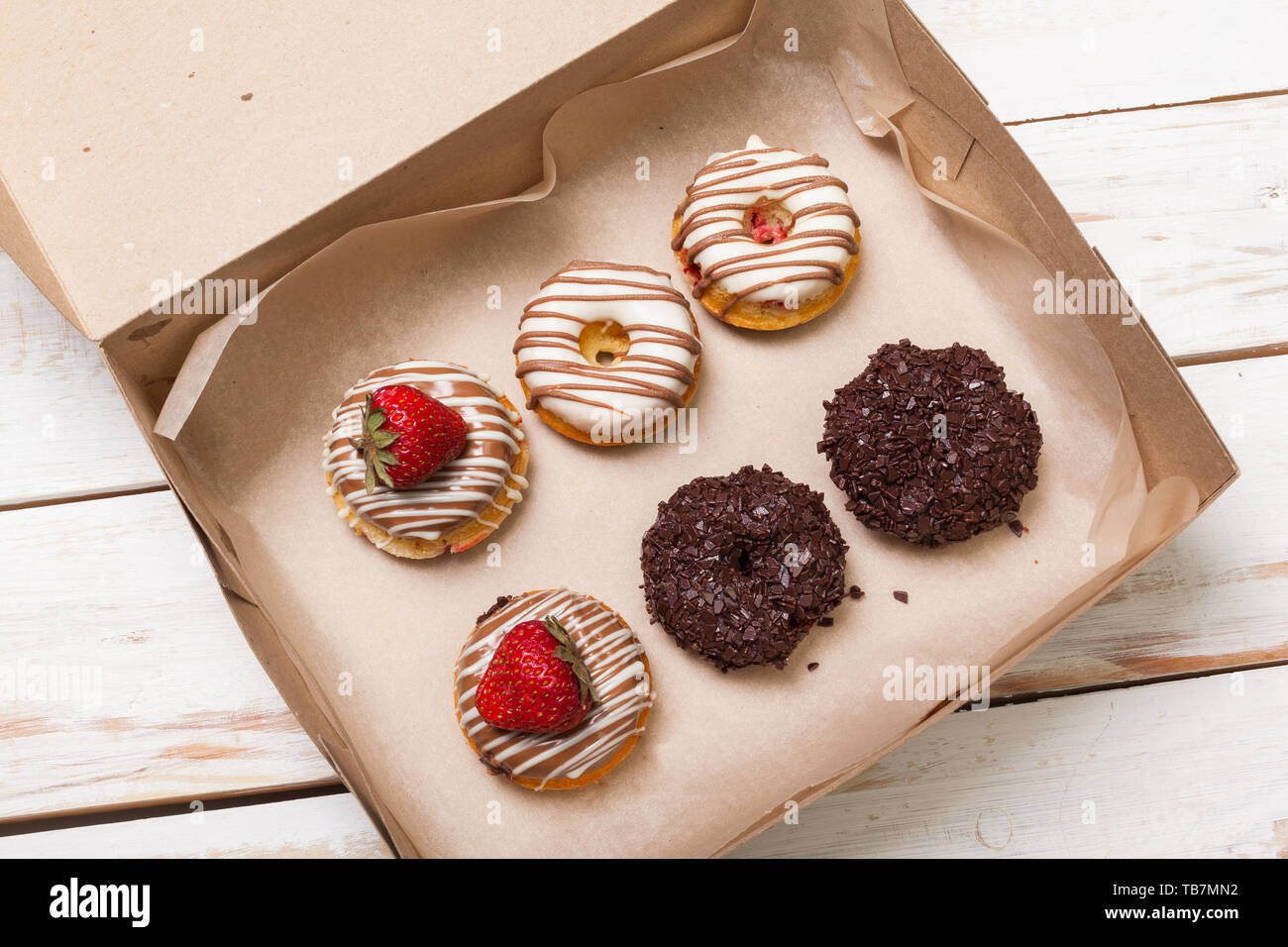 Beignets colorés dans la case Banque D'Images