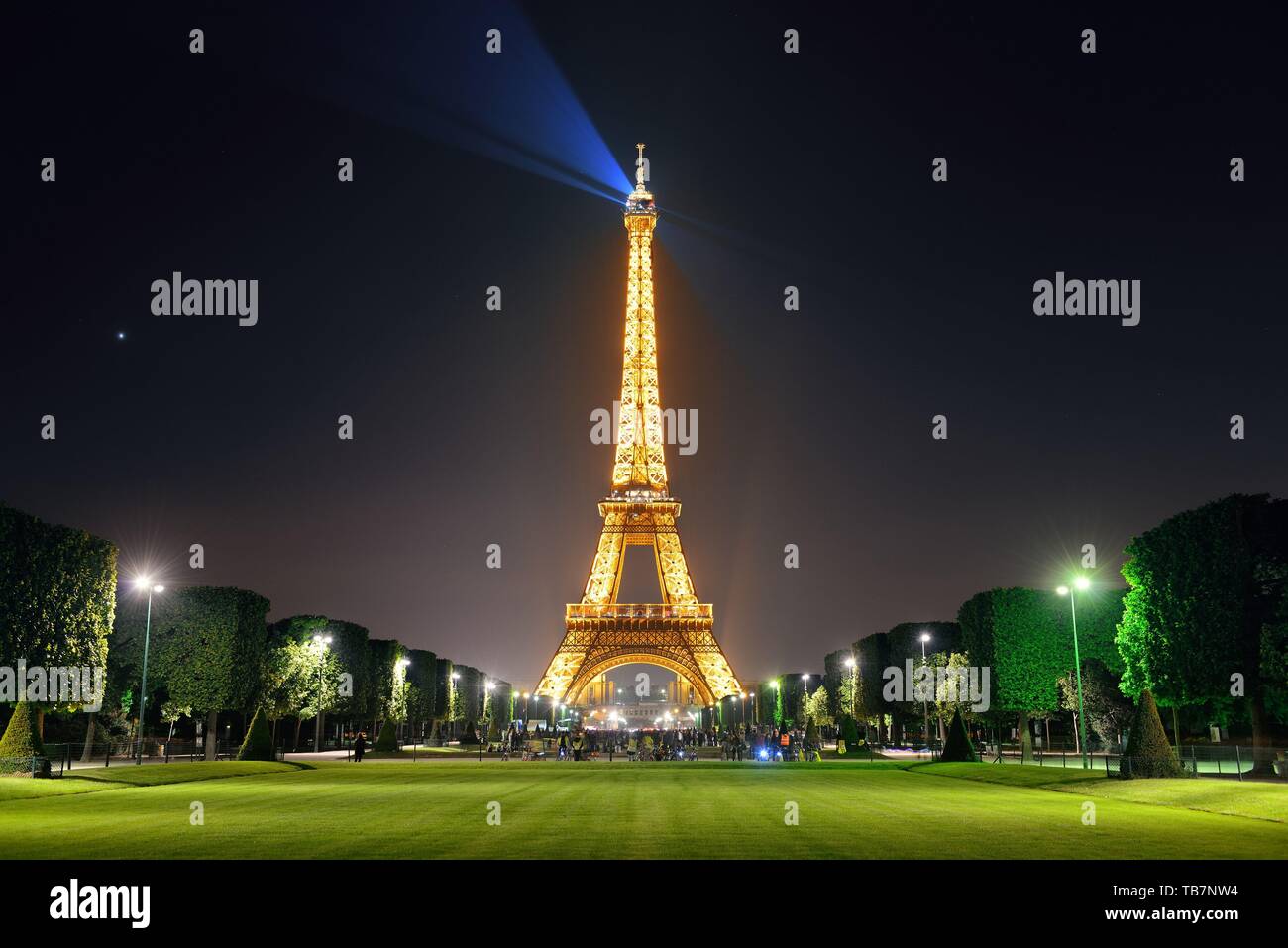 PARIS, FRANCE - Le 13 mai : Tour Eiffel la nuit sur Mai 13,2015 à Paris c'est le plus visité payé au monde avec 250 millions de visiteurs annuels.. Banque D'Images