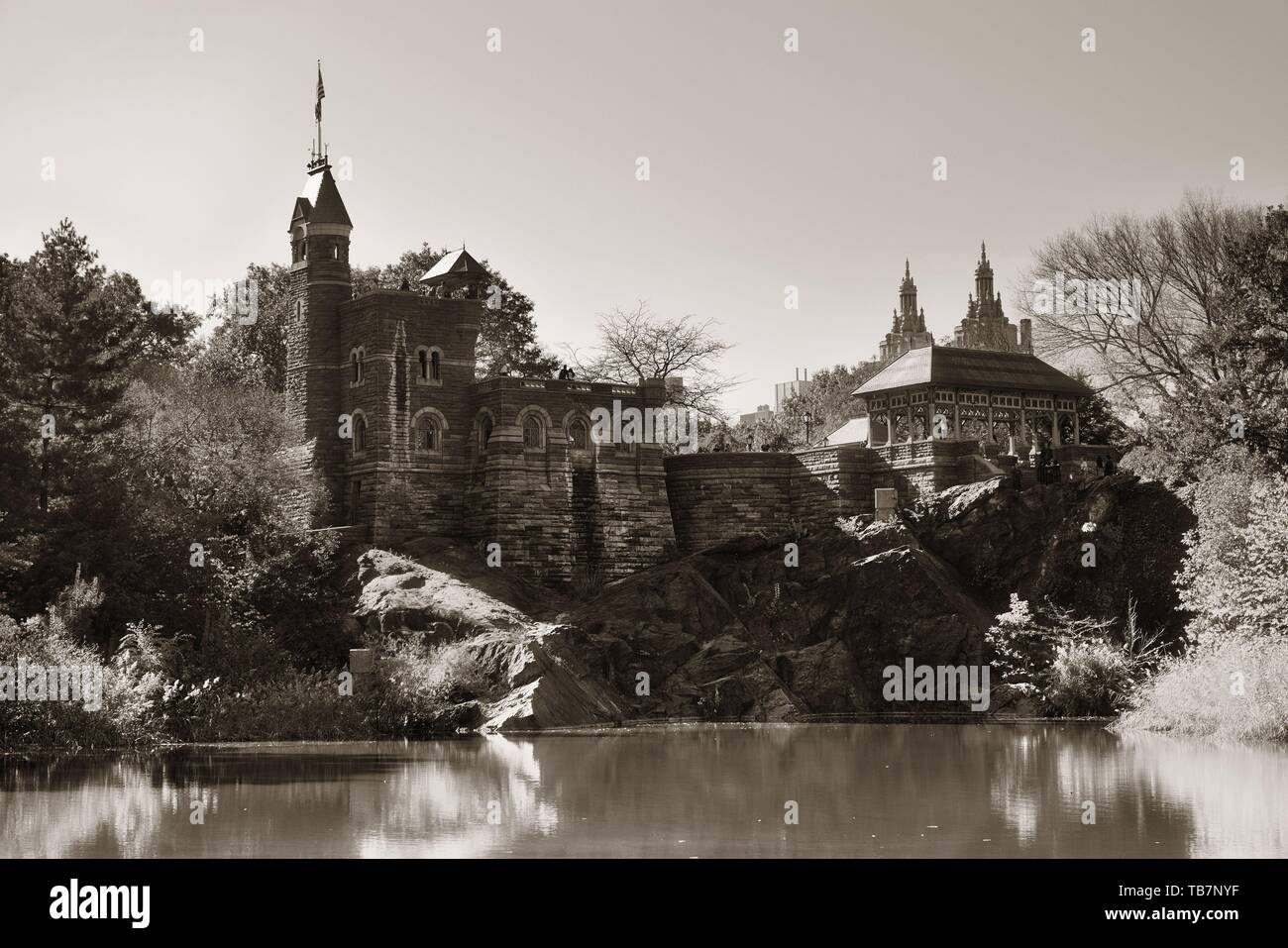 Château du Belvédère et de l'automne feuillage avec lake in Central Park Banque D'Images