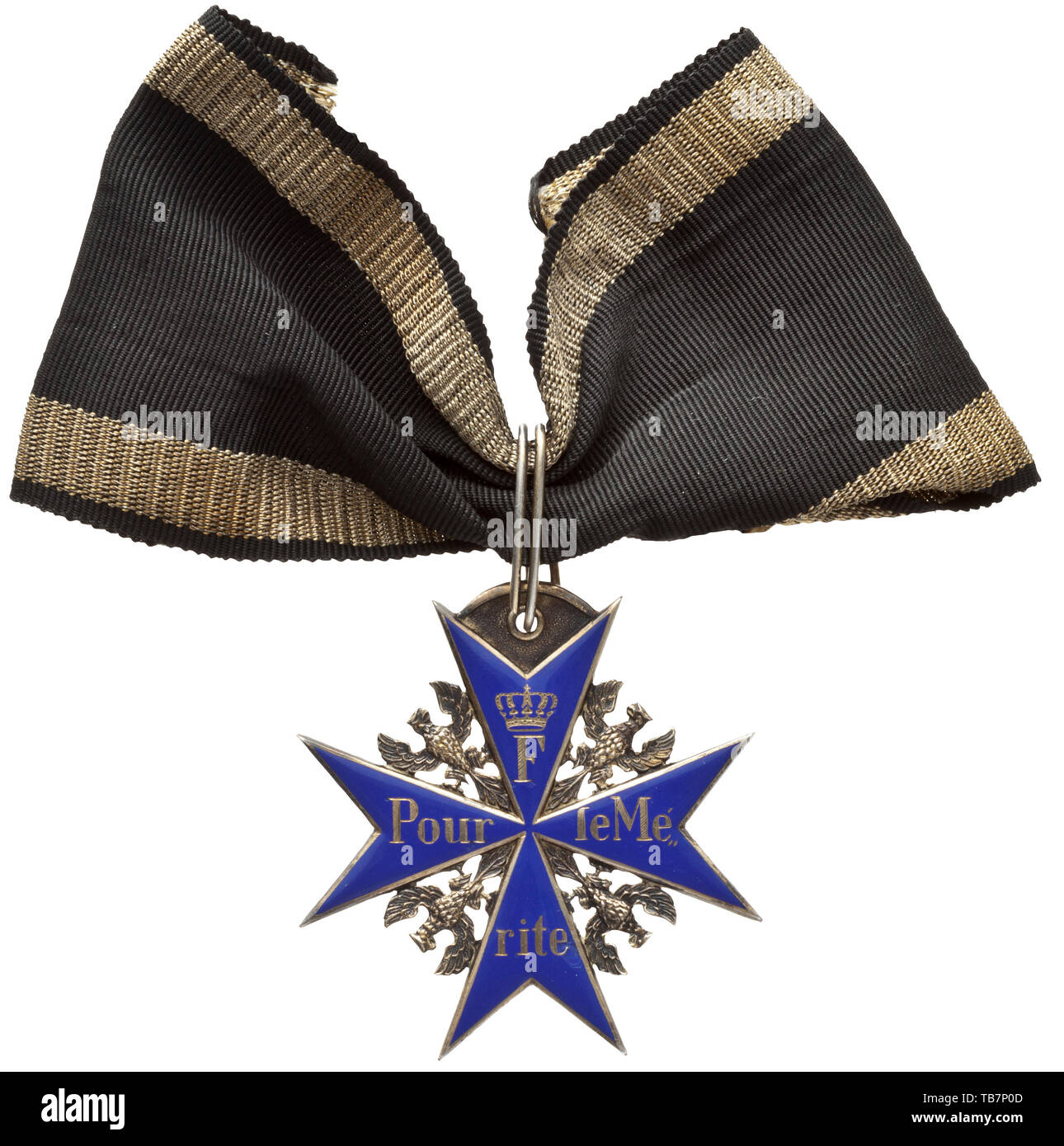 Pour le Mérite - un ordre Cross des années 20 s/30s, la croix faite de l'argent doré par le fabricant traditionnel J. Godet & Sohn à Berlin, le loop estampillés avec le sceau d'argent '925'. L'ordre cross frappé dans la qualité de la production de la Première Guerre mondiale, le nom sacré cypher et l'inscription re-gravé, le poli émail bleu parfaitement plat. Sur une courte section de ruban. Largeur 52,7 mm. Poids 34,1 g. En raison de l'excellente qualité du fabricant Godet, ces soi-disant "deuxième morceaux' ne peut être distingué des Additional-Rights Clearance-Info-T,-Not-Available Banque D'Images
