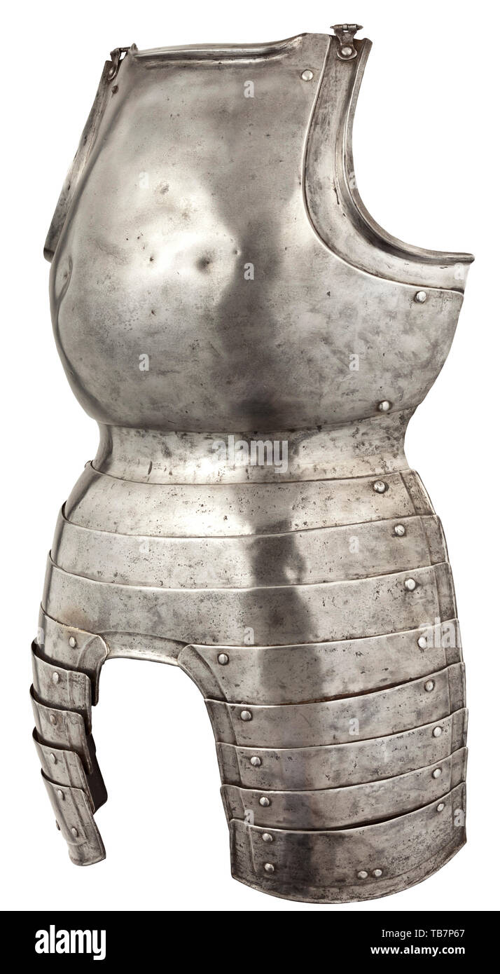 Une cuirasse allemand pour un homme d'armes, vers 1520/25, deux-pièces pectoral de forme bulbeuse, avec étrier, bras articulé-goussets, et fortement côtelées, repliée sur elle-bent brides. Légèrement bosselée, probablement en partie vieille bataille entre guillemets. Attaché à l'épaules originaux boucles. Trois faulds, ci-joint les associés, cinq-lame tassets tourné avec bords. Hauteur 67 cm. armes défensives, d'armes, d'armes, l'arme, le bras, appareil de combat, objet, objets, alambics, clipping, coupures, cut out, cut-out, cut-outs, ustensile, pièce de l'équipement, les ustensiles, historique, Additional-Rights Clearance-Info-histor,-Not-Available Banque D'Images
