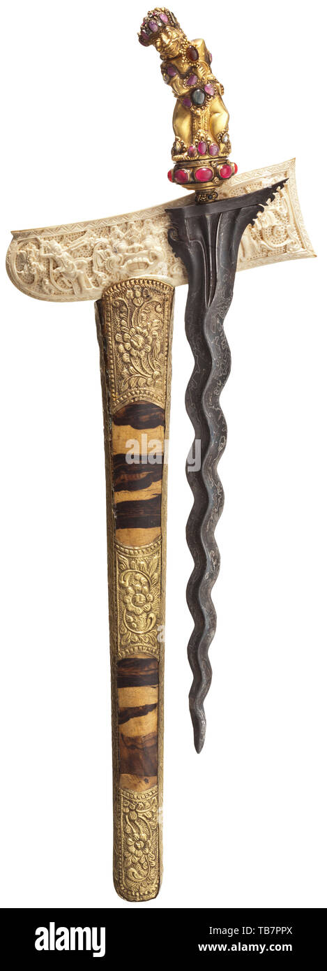 Une pierre précieuse de Sumatra kris cloutés avec wrangka en ivoire sculpté, 1ère moitié du 20e siècle, le fer des marais ondulée lame à fines pamor et couper la racine. Gemstone laiton clouté mendhak, la poignée doré sous la forme d'une déité, abondamment ensemble avec les rubis, grenats et de cabochons de verre. Wrangka ivoire grand sculptés de figures et d'ornements, florally ciselé, fourreau en bois recouvert de laiton panneaux sur l'avers avec timoho bois. Longueur de 66 cm. L'archipel indonésien, l'Indonésie, l'Extrême-Orient, Asie, Asiatique, l'ethnologie, l'appartenance ethnique, tribale, ethnique, objet, objets, Additional-Rights Clearance-Info, sti--Not-Available Banque D'Images