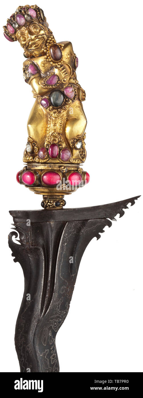 Une pierre précieuse de Sumatra kris cloutés avec wrangka en ivoire sculpté, 1ère moitié du 20e siècle, le fer des marais ondulée lame à fines pamor et couper la racine. Gemstone laiton clouté mendhak, la poignée doré sous la forme d'une déité, abondamment ensemble avec les rubis, grenats et de cabochons de verre. Wrangka ivoire grand sculptés de figures et d'ornements, florally ciselé, fourreau en bois recouvert de laiton panneaux sur l'avers avec timoho bois. Longueur de 66 cm. L'archipel indonésien, l'Indonésie, l'Extrême-Orient, Asie, Asiatique, l'ethnologie, l'appartenance ethnique, tribale, ethnique, objet, objets, Additional-Rights Clearance-Info, sti--Not-Available Banque D'Images