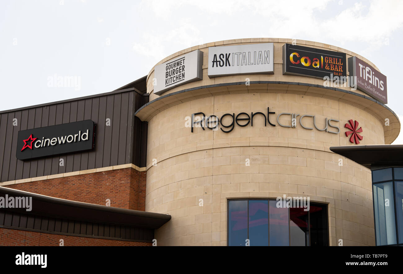 Swindon, Royaume-Uni - 04 mai 2019 : la tour la publicité cinéma Cineworld et restaurants à Regent Circus Banque D'Images