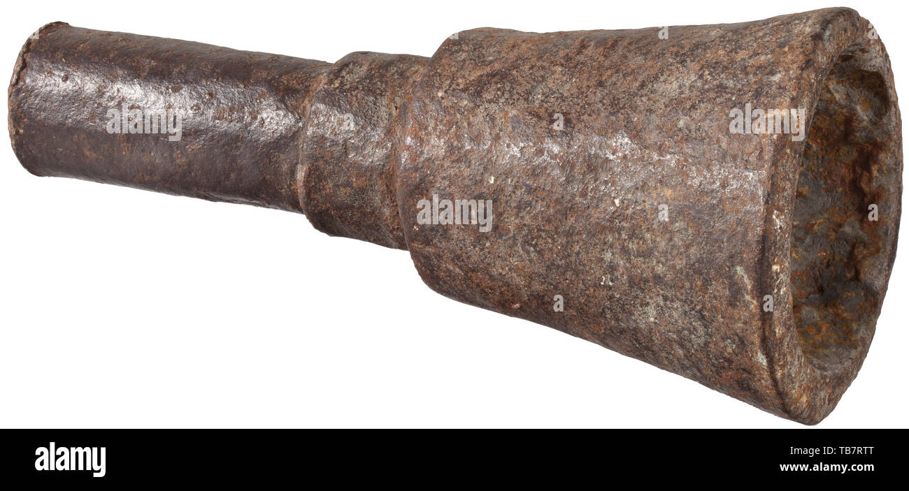 Un petit bombard tyrolien, vers 1450, le fer forgé du fourreau de plusieurs pièces. Corps long avec anneau renfort court et légèrement conique, le baril. En haut le trou avec un petit tour panoramique. Longueur 32 cm. Rare Pistolet datant de la fin du Moyen Âge. Cf. Août Demmin, Die Kriegswaffen, Leipzig 1869, p. 520. cannon, de canons, l'artillerie, arme à feu, arme à feu, d'armes à feu, armes à feu, d'armes, d'armes, l'arme, le bras, appareil de combat, militaire, militaria, objet, objets, alambics, clipping, coupures, cut out, cut-out, cut-outs, historique, historique, Additional-Rights Clearance-Info-midd-Not-Available Banque D'Images