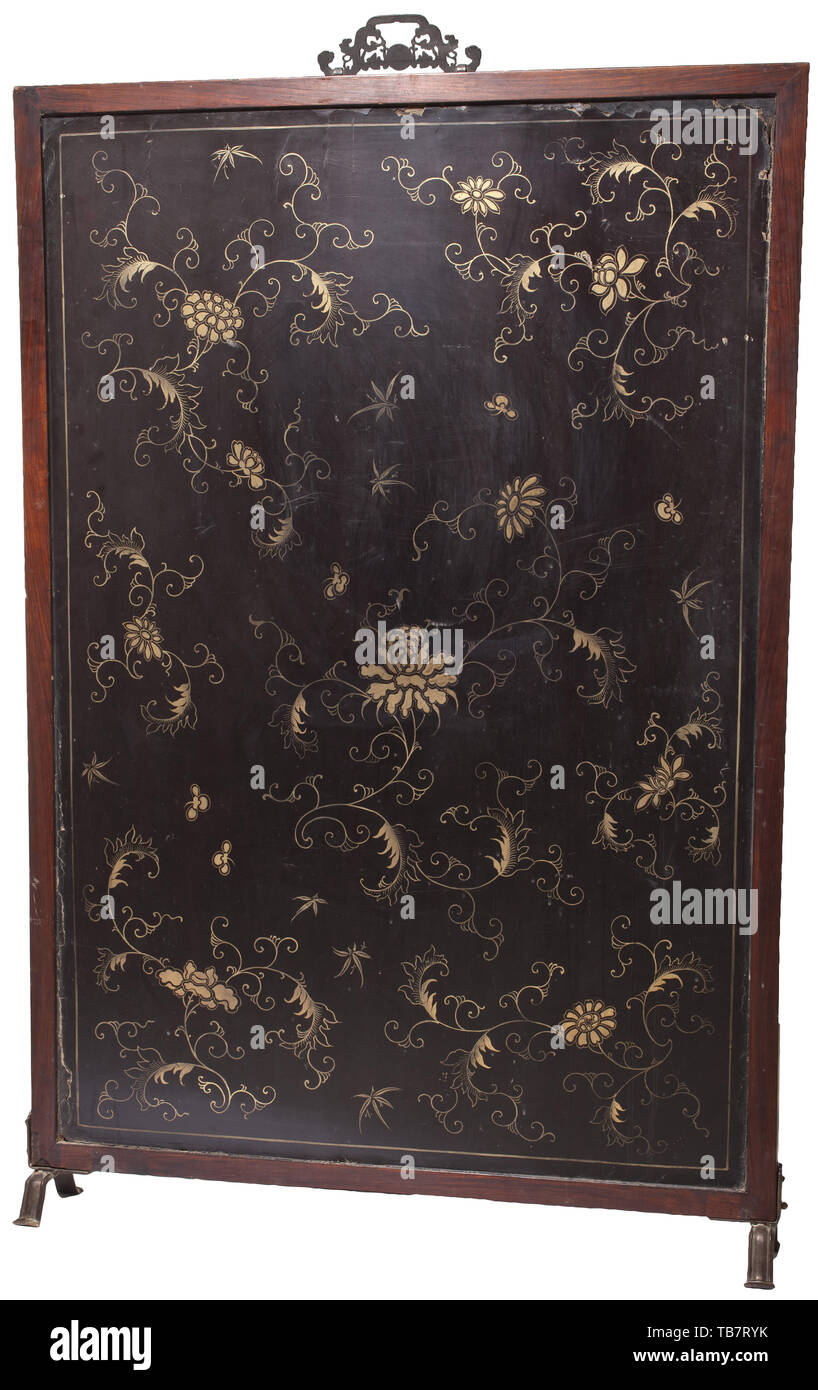 Un paravent chinois, 18e siècle, cadre rectangulaire de bois dur (fine huanghuali ?) recouvert de tissu sur l'avers. La trame avec des éléments d'ivoire partiellement appliquée (incomplets, endommagés), le haut avec une poignée en bronze décoré en relief. La broderie de soie qui représente un paysage avec beaucoup de figures, les surfaces s'est évanoui et fortement frottée. Marche arrière laqué noir avec de l'or laisse défiler. Pieds en bronze. Dimensions 142 x 95 cm. La Chine, le chinois, l'historique, historique, Additional-Rights Clearance-Info-Not-Available- Banque D'Images
