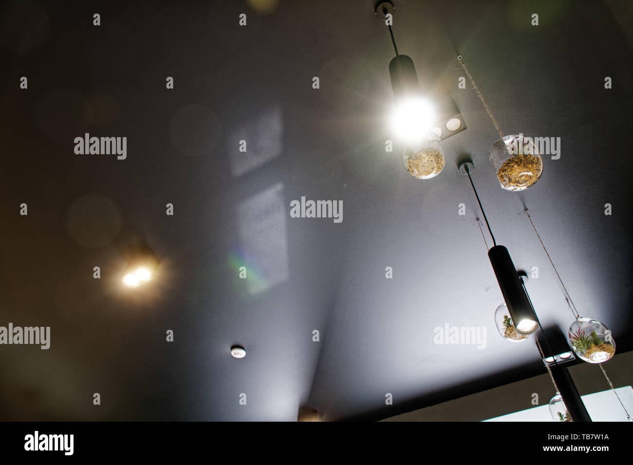 La conception de l'éclairage décoratif, café intérieur, lumière lampe avec ampoule suspendue dans le café. Intérieur Style loft industriel décoratif dans le Restaurant - Pan Banque D'Images