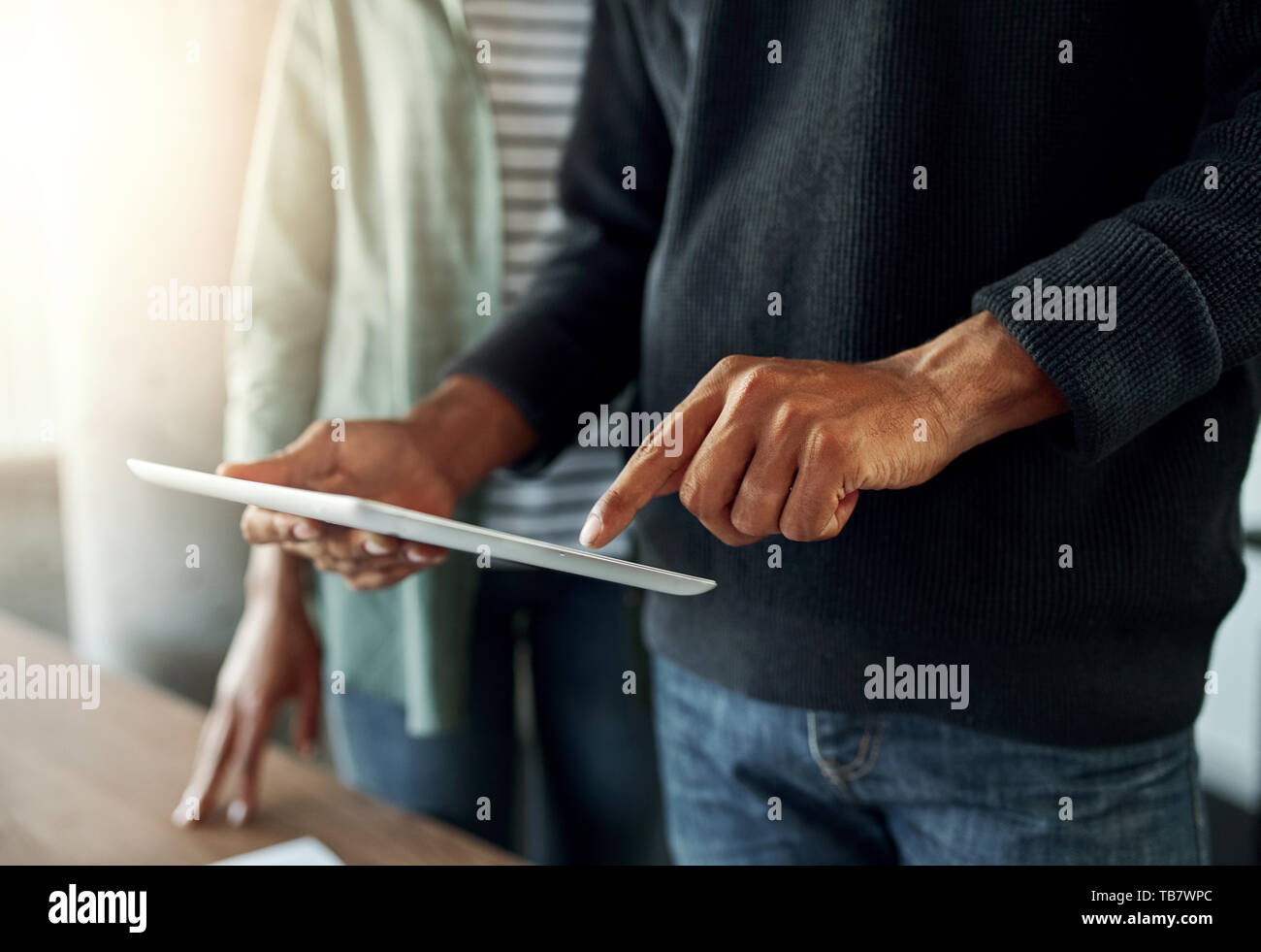 Close-up of a man using digital tablet Banque D'Images