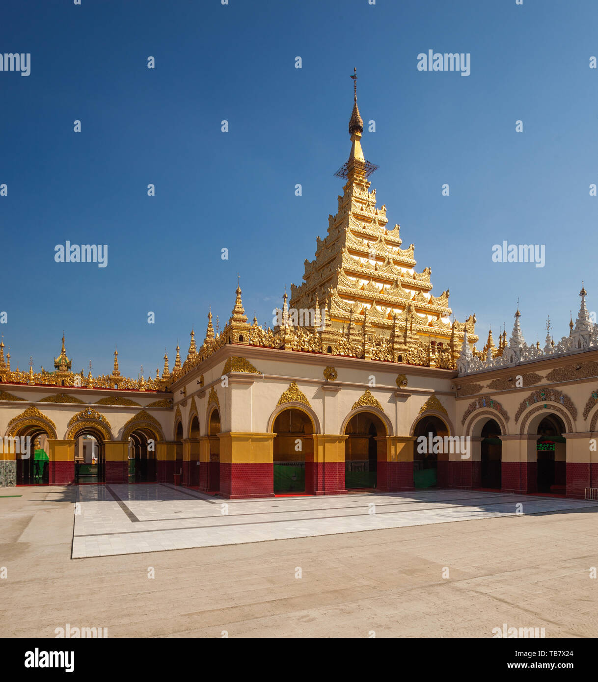 La pagode d'or et la cour à Paya Mahamuni Mandalay, Myanmar, temple Banque D'Images