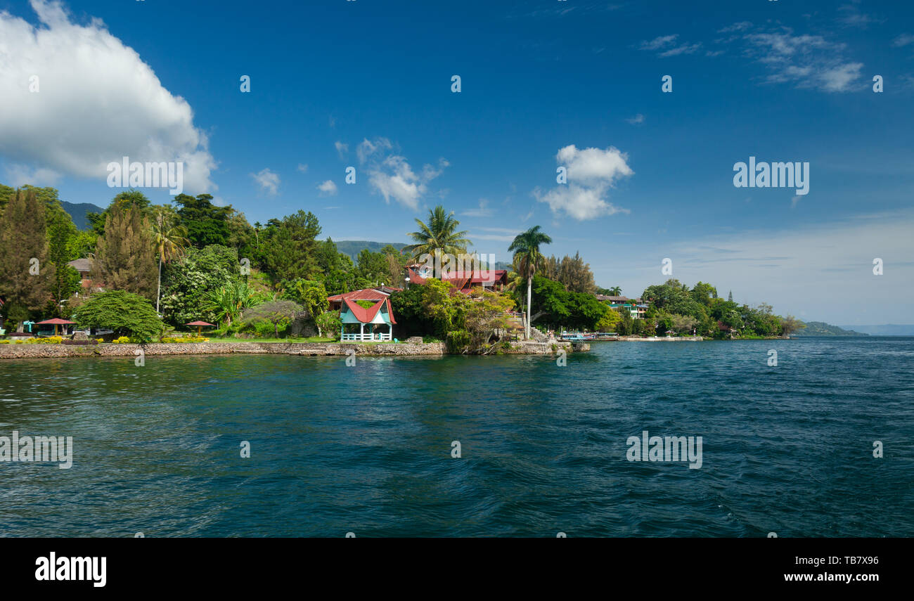 Maisons et hôtels sur le Lac Toba à Tuk Tuk, presqu'île Samosir, Sumatra, Indonésie Banque D'Images
