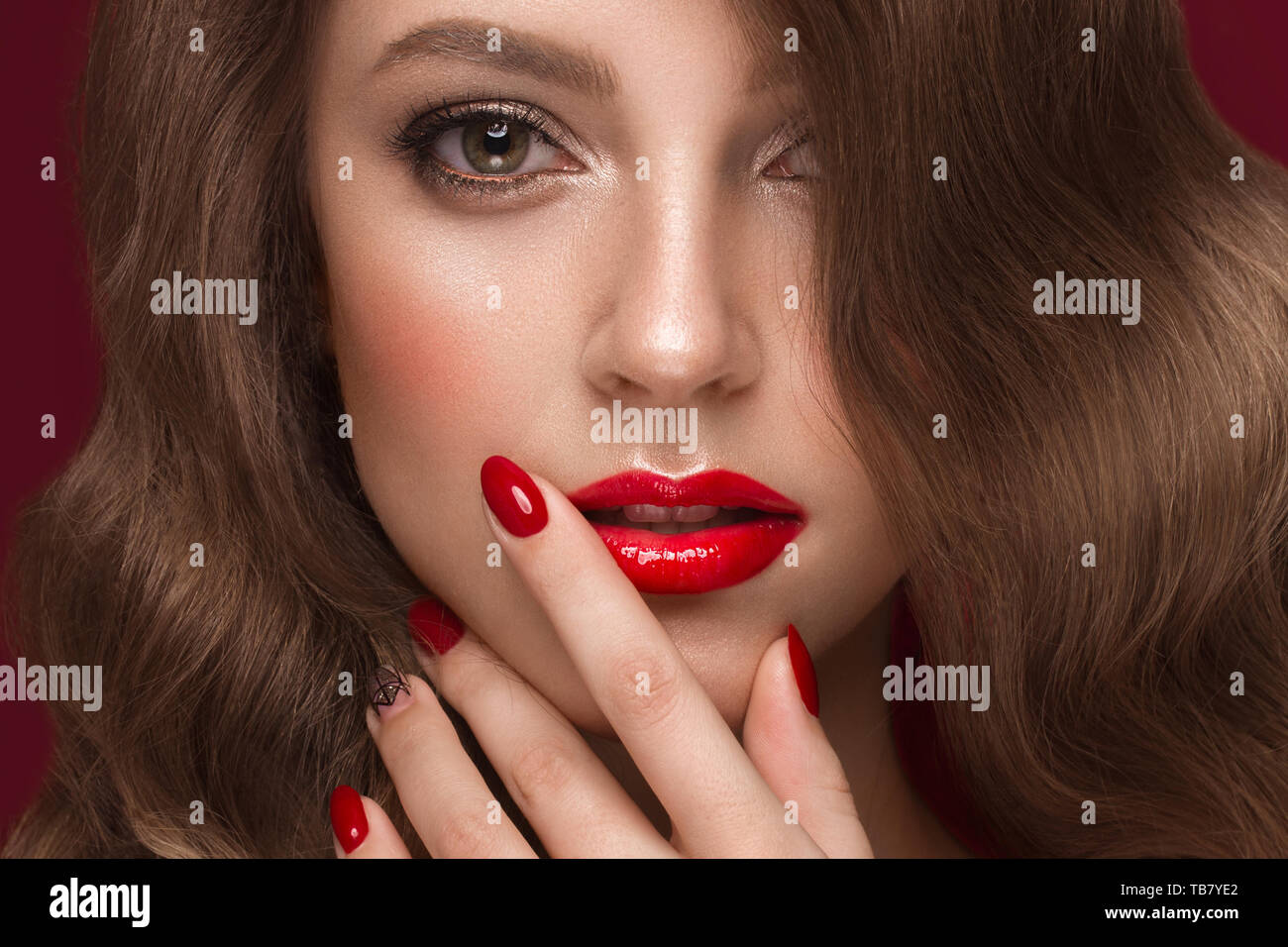 Belle fille avec un classique forment des boucles, cheveux et ongles multicolores. Conception de manucure. Beauté Visage. Banque D'Images