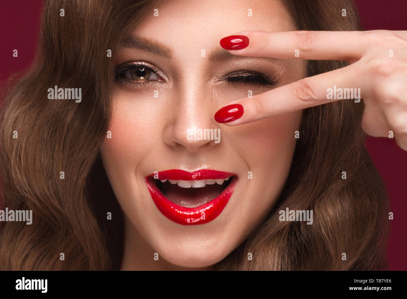 Belle fille avec un classique forment des boucles, cheveux et ongles multicolores. Conception de manucure. Beauté Visage. Banque D'Images