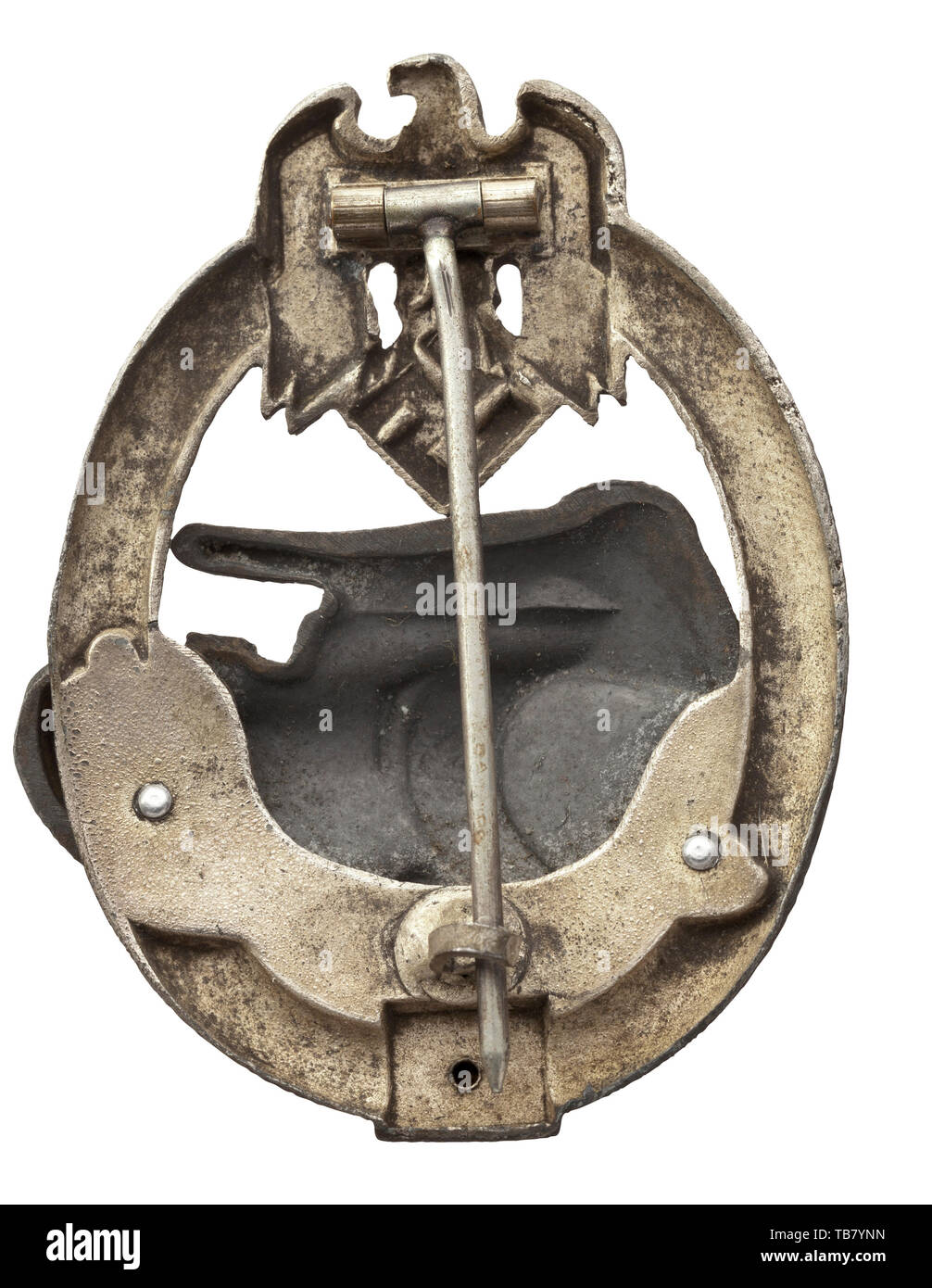 Une bataille de chars d'un insigne en argent, 2e classe, pour 25 jours d'engagement - Juncker, la production de zinc argenté demi-hollow exemple de la 2e avec un réservoir en aluminium riveté sur l'appliqué une fine broche de fixation non-magnétique, l'axe et fermoir magnétique de fil plat, le petit nombre de plaques soudées laqué doré et fer à repasser. Trou de rivet pour le premier type (tombak rivet) présents, mais non utilisés. Un bel exemple de la 2ème type par le C.E. Juncker ferme dans Berlin. Largeur 47 mm. Poids 32,8 g., historique historique du 20ème siècle, Editorial-Use-seulement Banque D'Images