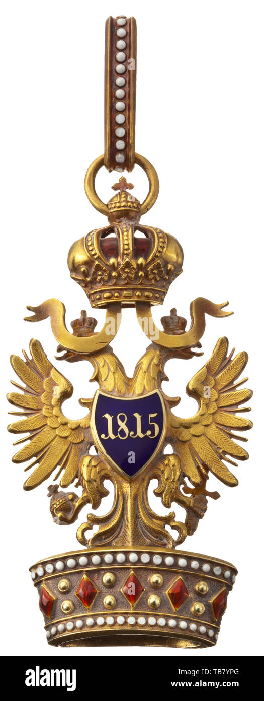 Ordre de la Couronne de fer - un ordre de 2e classe (commandant) dans un cas, la croix au cou d'or dans l'ancienne technique d'orfèvrerie les plus fins par la société C.F. Rothe & Neffe à Vienne. Les sections d'or re-cut, multi-couleur, en partie avec l'émail translucide. Pendilia de la Couronne et l'anneau avec l'hallmark, marque d'or (3a) la tête de chamois et de marque d'origine ('fr'). En dehors de l'absence de points verts dans la Lombardie couronne dans un excellent état de conservation avec ruban personnalisé pour porter, dans un coffret de présentation en relief par Rothe avec l'inscription 'K 443 1907'. Additional-Rights Clearance-Info-largeur,-Not-Available Banque D'Images
