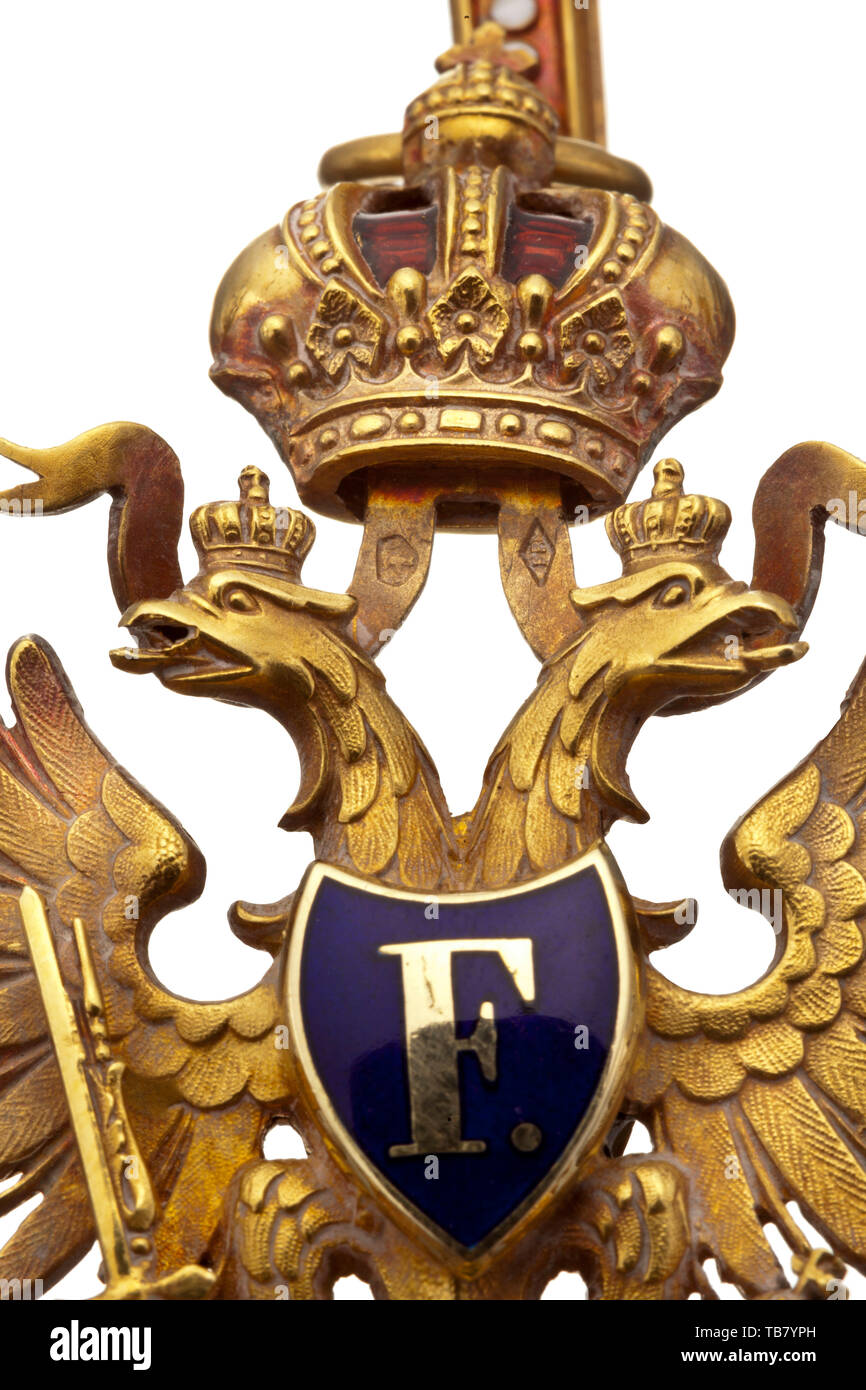 Ordre de la Couronne de fer - un ordre de 2e classe (commandant) dans un cas, la croix au cou d'or dans l'ancienne technique d'orfèvrerie les plus fins par la société C.F. Rothe & Neffe à Vienne. Les sections d'or re-cut, multi-couleur, en partie avec l'émail translucide. Pendilia de la Couronne et l'anneau avec l'hallmark, marque d'or (3a) la tête de chamois et de marque d'origine ('fr'). En dehors de l'absence de points verts dans la Lombardie couronne dans un excellent état de conservation avec ruban personnalisé pour porter, dans un coffret de présentation en relief par Rothe avec l'inscription 'K 443 1907'. Additional-Rights Clearance-Info-largeur,-Not-Available Banque D'Images