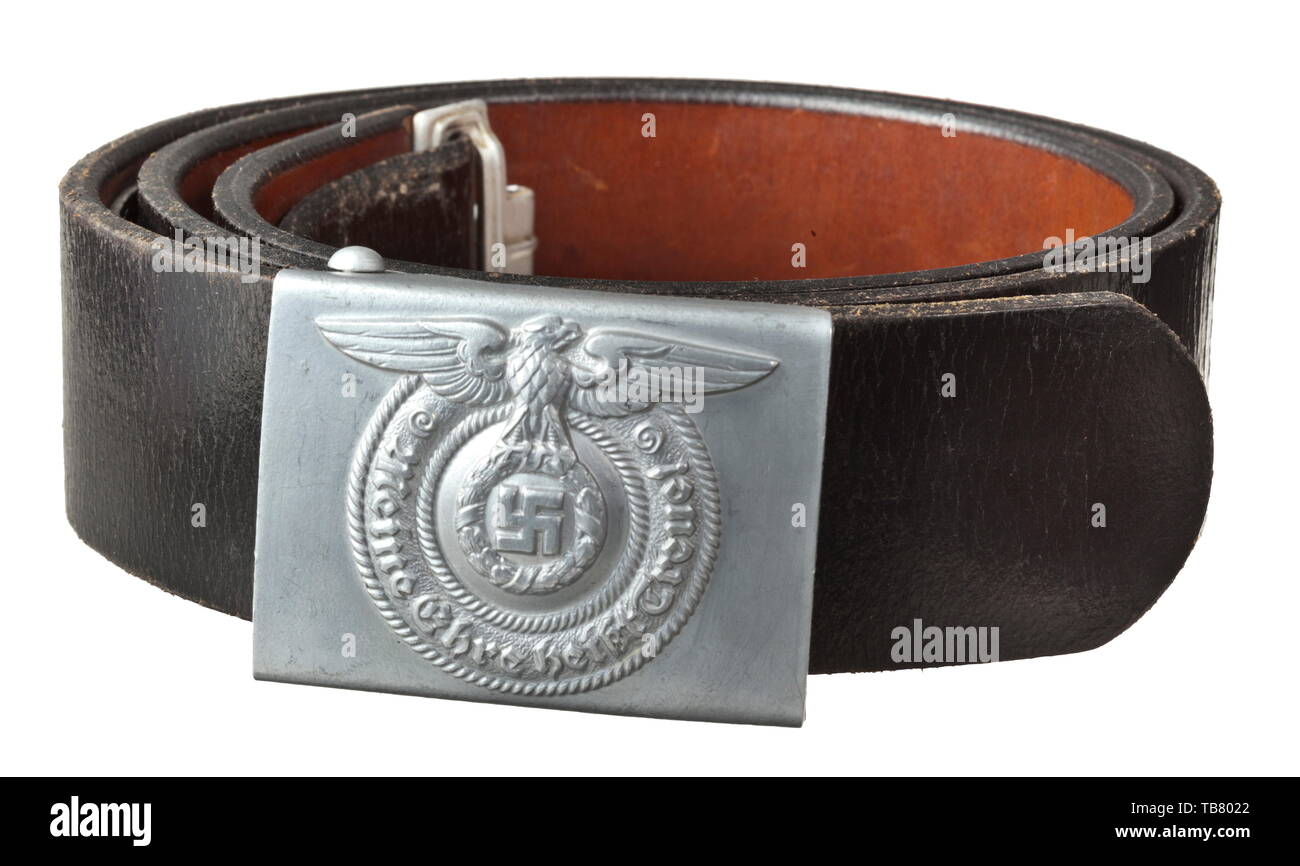 Une ceinture des hommes enrôlés/sous-officiers de la Waffen-SS, la boucle  de la ceinture en question en aluminium, avec marque du fabricant '36/40  RZM SS' (Overhoff & Cie, Lüdenscheid) gravé sur l'arrière et