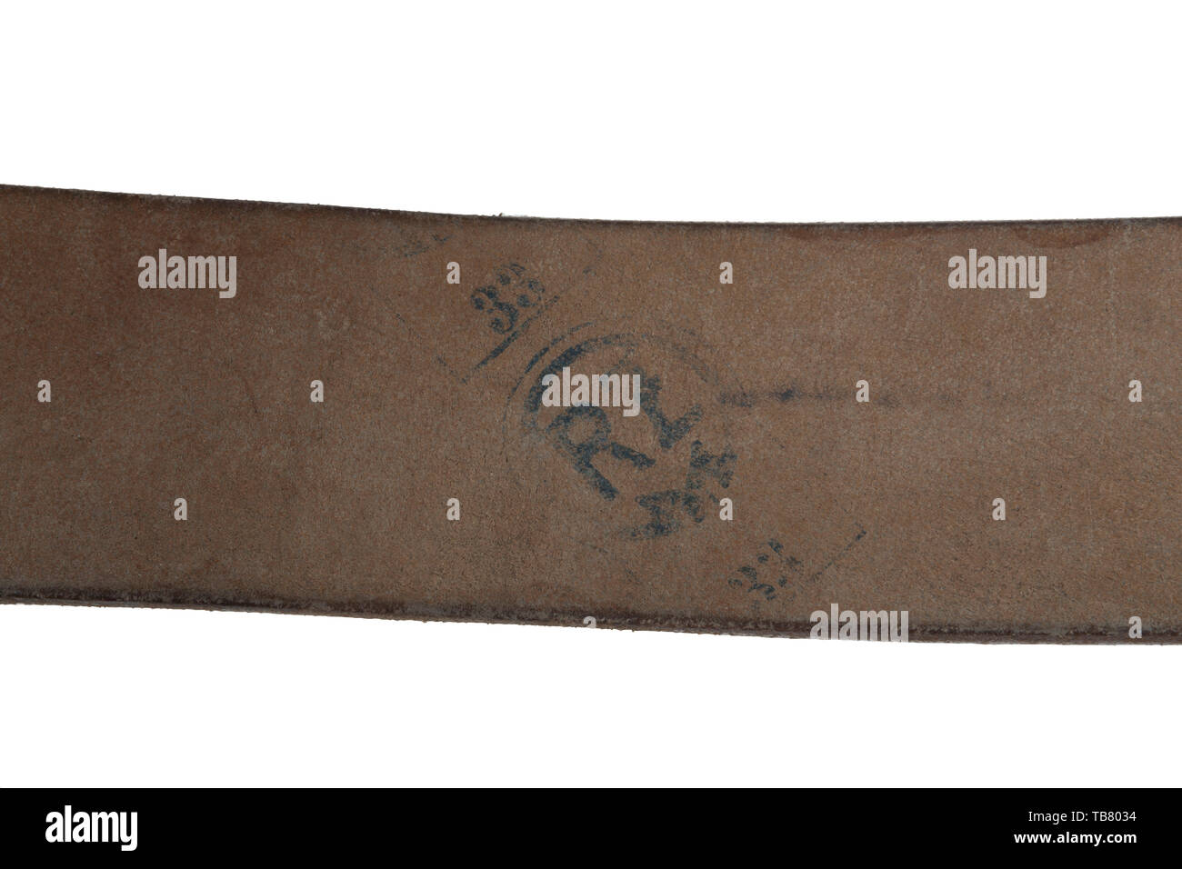 La courroie ET BOUCLE JOHN WAHL, une collection officielle du NSDAP et boucle de ceinture en cuir, aluminium 57 mm de diamètre, le cachet du service de garde de boucle d'or 95  % de lavage. La marche arrière a soulevé code du fabricant "double cercle (RZM M4/39)'. 60 mm ceinture en cuir marron avec de l'encre bleu faible marque de contrôle RZM sur marche arrière et un timbre "(RZM double cercle) G2/256/41' à côté de timbre "capture d'aluminium (double cercle RZM M4/23)'. La courroie est complet avec deux portes, vertical 15 mm cuir brun et les gardiens de la langue réglage de taille. Longueur environ 110 mm., Editorial-Use-seulement Banque D'Images