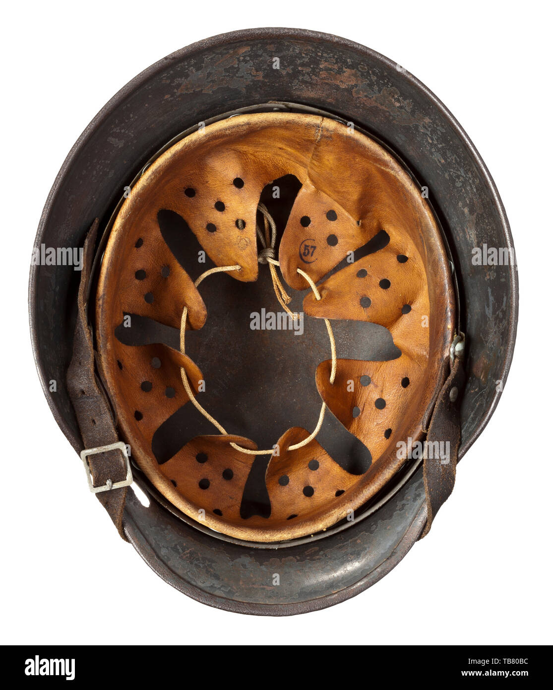 Un casque d'acier M 35 avec de la peinture de camouflage, le crâne gravé sur l'intérieur de 'E64' (Suisse saxonne) Emaillierwerke, petites perforations sur le côté gauche causée par une coquille splinter. Multi-couleur camouflage appliqué sur l'original de la peinture gris-Luftwaffe, les vestiges des deux emblèmes visible sous le camouflage. Complet avec revêtement intérieur et jugulaire historique., historique du 20e siècle, Editorial-Use-seulement Banque D'Images