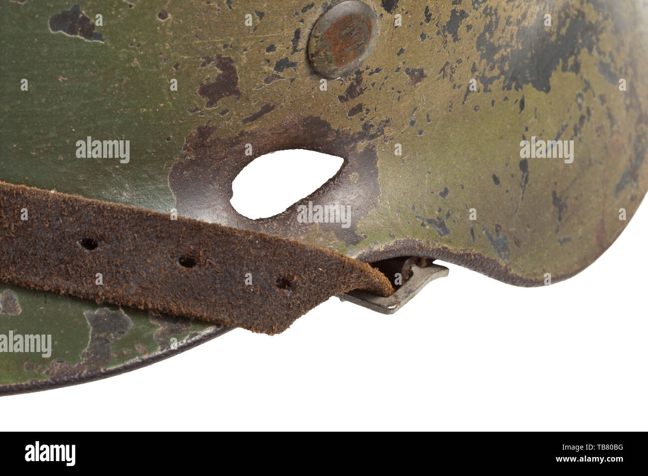 Un casque d'acier M 35 avec de la peinture de camouflage, le crâne gravé sur l'intérieur de 'E64' (Suisse saxonne) Emaillierwerke, petites perforations sur le côté gauche causée par une coquille splinter. Multi-couleur camouflage appliqué sur l'original de la peinture gris-Luftwaffe, les vestiges des deux emblèmes visible sous le camouflage. Complet avec revêtement intérieur et jugulaire historique., historique du 20e siècle, Editorial-Use-seulement Banque D'Images