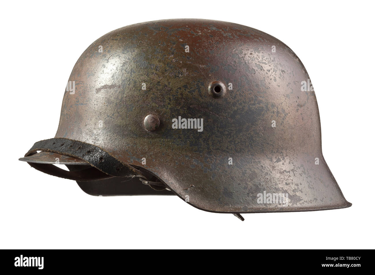 Un casque d'acier M 42 dans 'Normandie' camouflage, le crâne avec bouilloire d'estampillage 'hkp64' (tr. Feuilles de métal et émail Saxon Factory), multi-couleur de la peinture de camouflage appliqué sur le champ d'origine peinture gris. Le revêtement intérieur (avec jugulaire) et du crâne, avec mention 'porteur'. Köhler, historique historique du 20ème siècle, Editorial-Use-seulement Banque D'Images