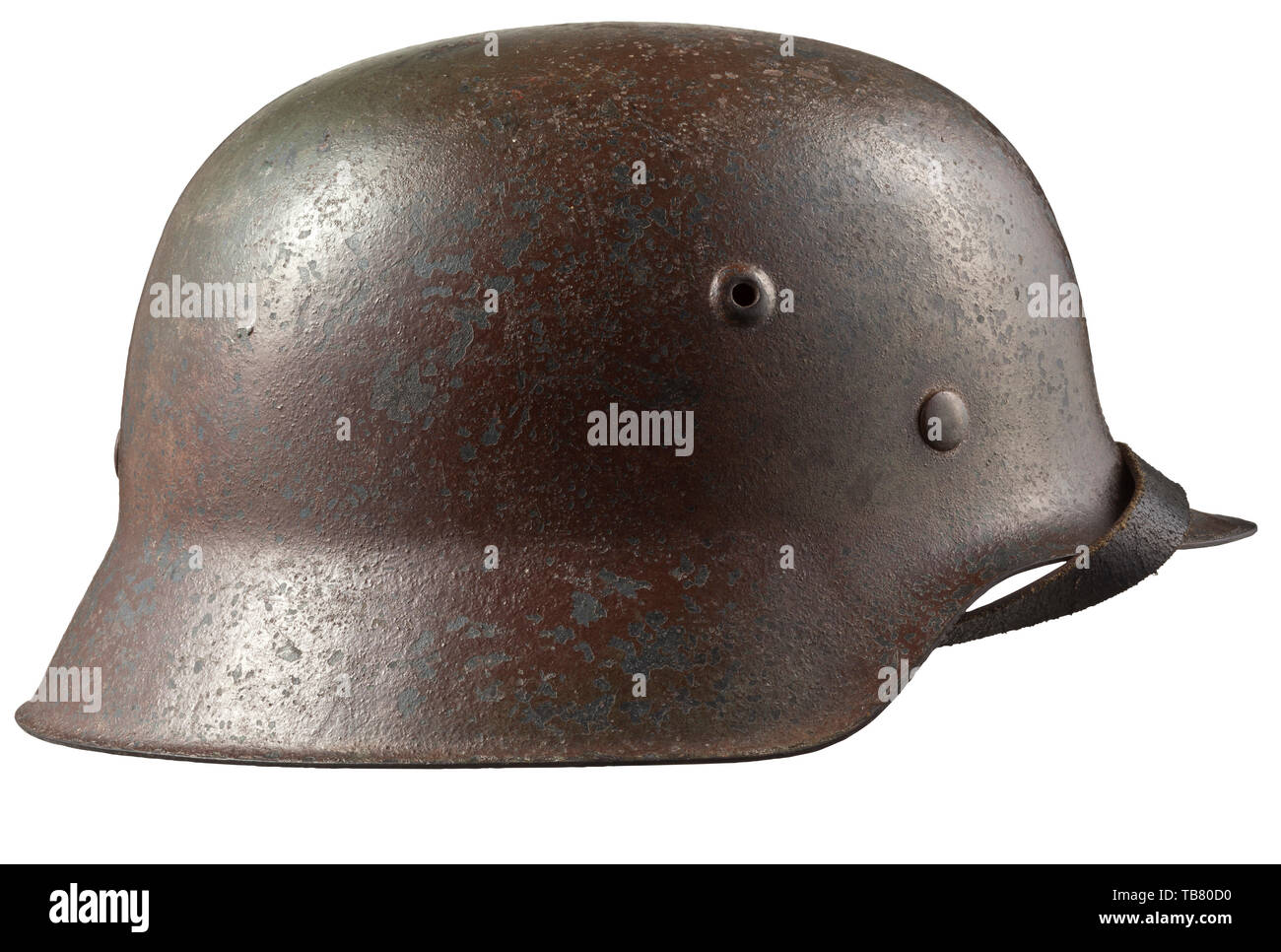 Un casque d'acier M 42 dans 'Normandie' camouflage, le crâne avec bouilloire d'estampillage 'hkp64' (tr. Feuilles de métal et émail Saxon Factory), multi-couleur de la peinture de camouflage appliqué sur le champ d'origine peinture gris. Le revêtement intérieur (avec jugulaire) et du crâne, avec mention 'porteur'. Köhler, historique historique du 20ème siècle, Editorial-Use-seulement Banque D'Images