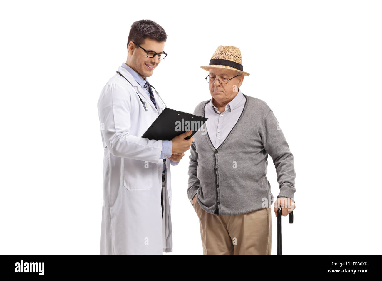 Médecin et un homme senior patient regardant un presse-papiers isolé sur fond blanc Banque D'Images