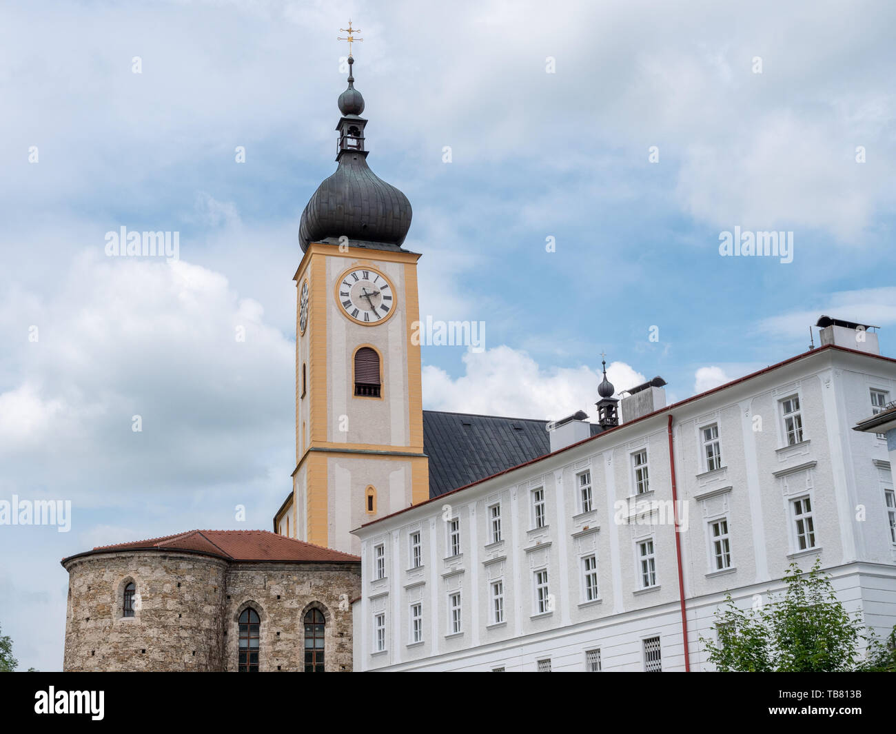 La tour jaune de l'église paroissiale catholique Église Stadtpfarrkirche à Waidhofen an der Ybbs dans la région de Mostviertel Eisenwurzen de Basse-Autriche Banque D'Images