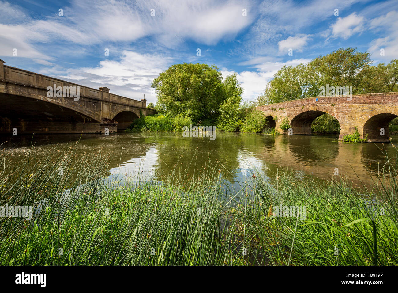 Le nouveau pont du XXe siècle et le vieux pont du XVe siècle au-dessus de la rivière Avon à Pershore dans le Worcestershire, Angleterre Banque D'Images