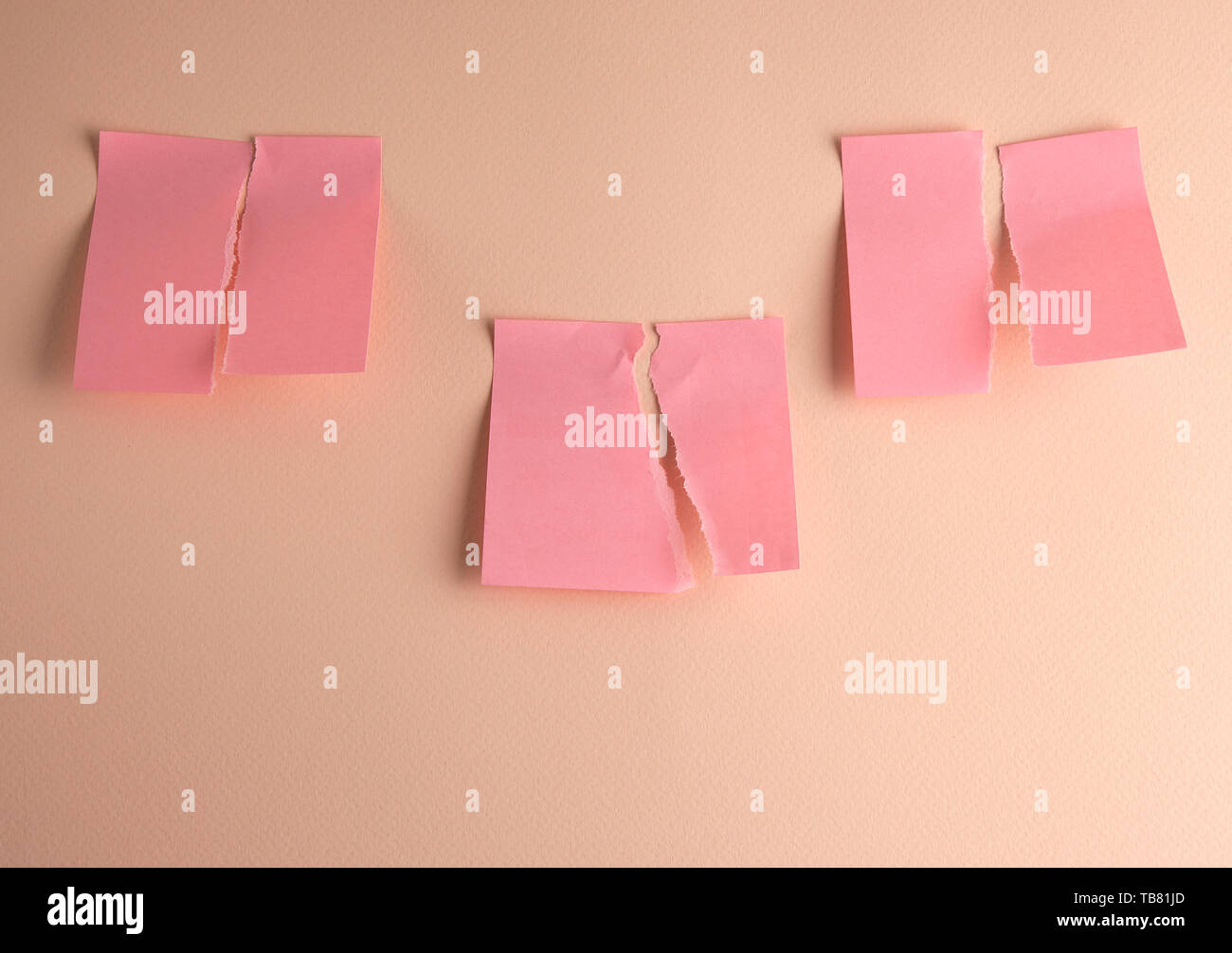 Trois autocollants rose de papier déchiré dans la moitié, Close up Banque D'Images