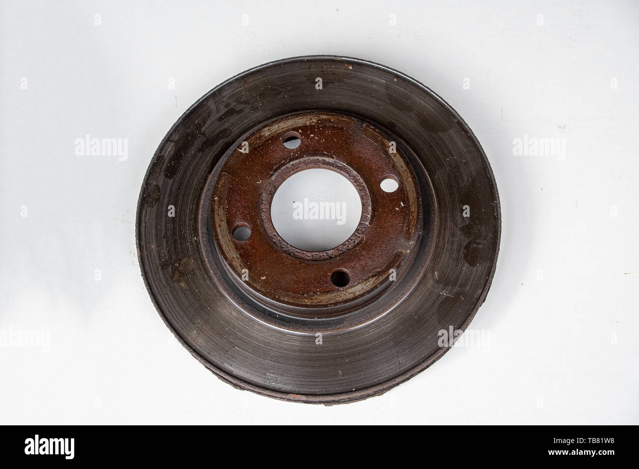 Vue avant du vieux disques de frein rouillé formulaire retiré une voiture Banque D'Images