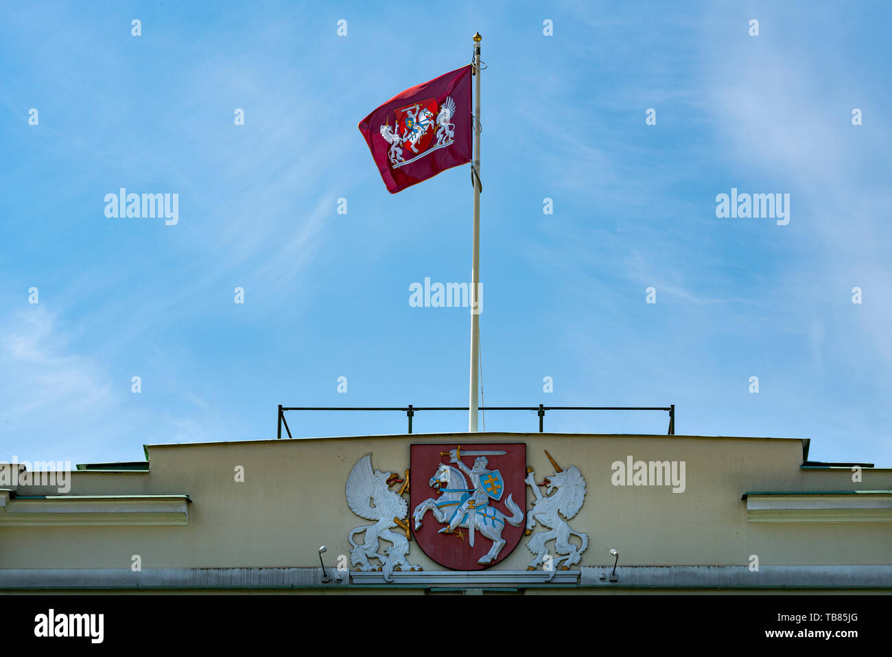 Vilnius, Lituanie. Mai 2019. Le drapeau avec les armoiries de la République de Lituanie dans le ciel Banque D'Images