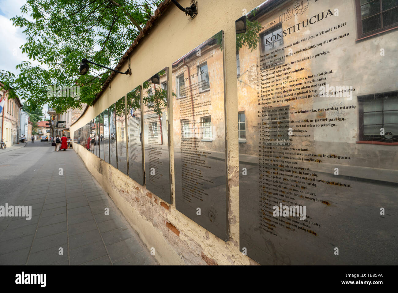 Vilnius, Lituanie. Mai 2019. La constitution de la république d'Uzupis affiché dans différentes langues sur un mur de la rue Banque D'Images