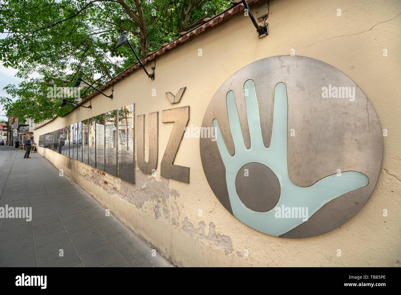 Vilnius, Lituanie. Mai 2019. La constitution de la république d'Uzupis affiché dans différentes langues sur un mur de la rue Banque D'Images
