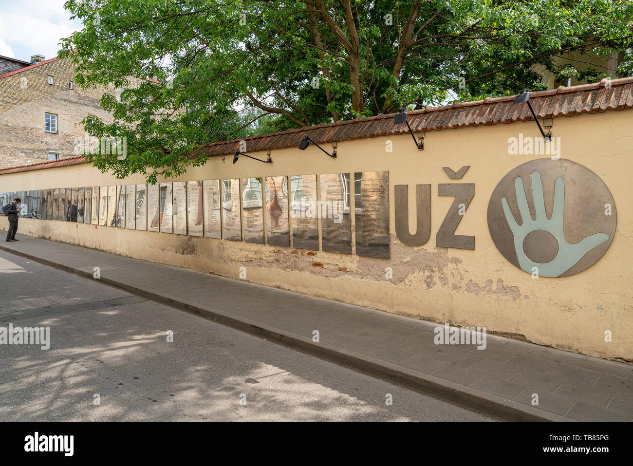 Vilnius, Lituanie. Mai 2019. La constitution de la république d'Uzupis affiché dans différentes langues sur un mur de la rue Banque D'Images