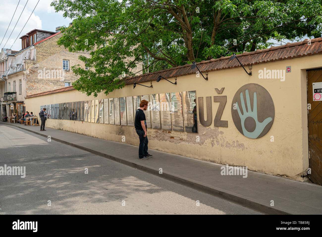 Vilnius, Lituanie. Mai 2019. La constitution de la république d'Uzupis affiché dans différentes langues sur un mur de la rue Banque D'Images