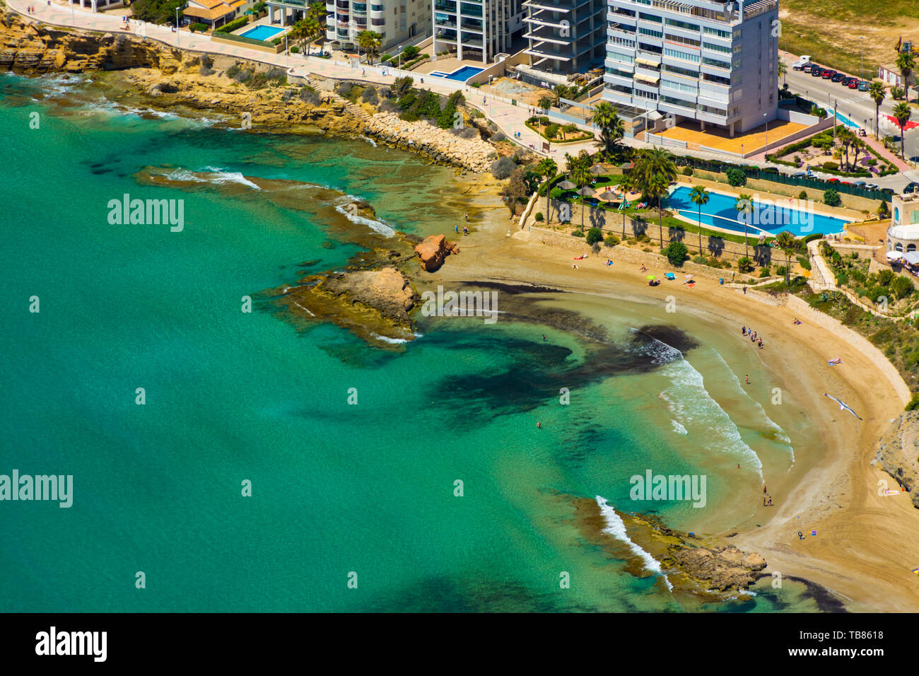 Calpe, Alicante, Espagne. 10 mai 2019 : plage Cantal Roig, à côté du port de pêche, du rocher d'Ifach Banque D'Images